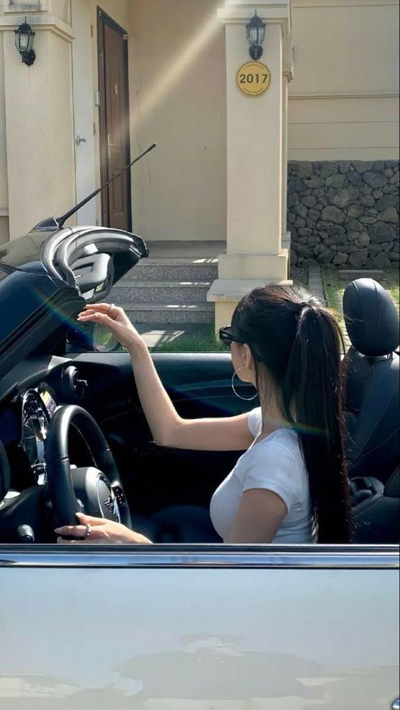 Bạn Trai Lái Siêu Xe Của Tôi Đi Tán Tỉnh Hoa Khôi Trường